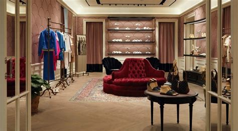 gucci stores naples.